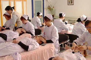 初中女生成绩不是很好可以报读重庆卫校护理专业吗?